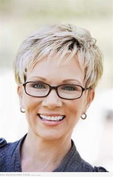 ladies hairstyles with glasses